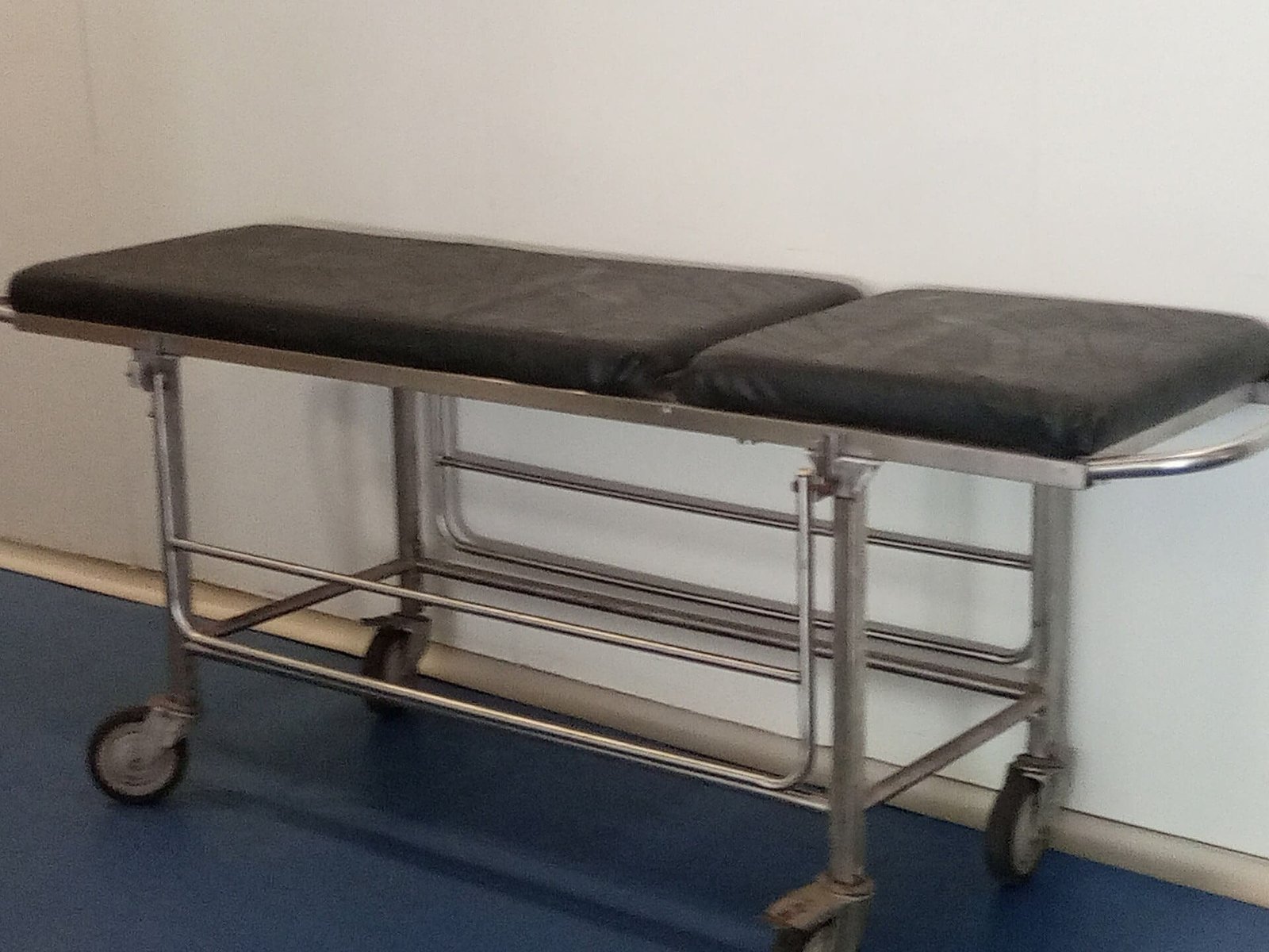 Medical gurney for hospitals